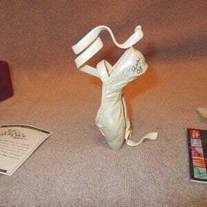 Raine EN POINTE Champagne BALLET SHOE Ballerina COLLECTIBLE Signed VINTAGE 25239